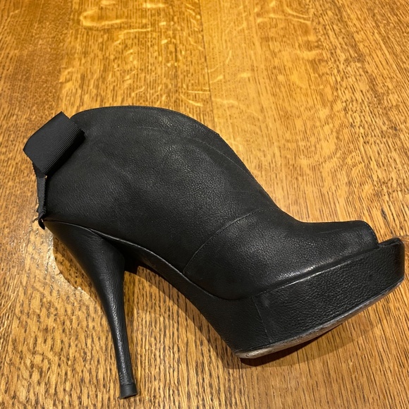 Vera Wang- peep toe heels with bow in back Size 7 - Picture 9 of 13